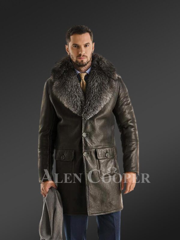 Classic cut shearling coat with chic merino fur collar for stylish men's