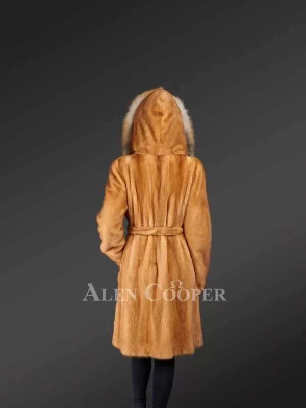 An Elegant Quarter-Length Golden Mink Fur Coat with Red Fox Fur Trim Collar for Women - Image 5
