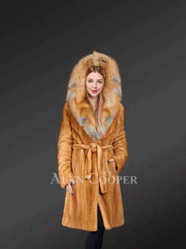 An Elegant Quarter-Length Golden Mink Fur Coat with Red Fox Fur Trim Collar for Women - Image 3